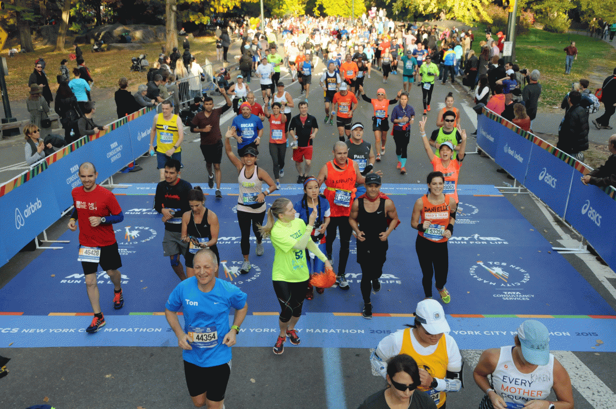 Animated GIF of me and the crowd around the 25th mile